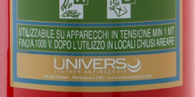 Sono regolari gli estintori che hanno l’etichetta del manutentore che copre il nome del produttore?